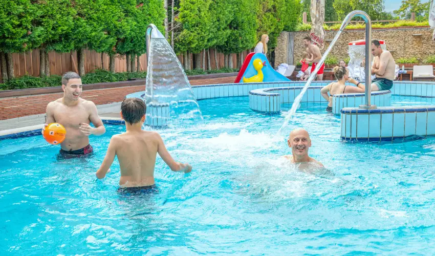 Sz�rcsa Hotel Sz�kesfeh�rv�r - Kedvezm�nyes �r csal�dok r�sz�reak f�lpanzi�val (1 �jt�l)