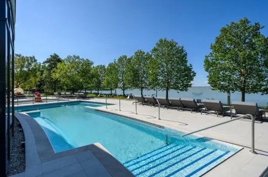 Kenese Bay Garden Resort & Conference - Kedvezm�nyes �r csal�dok r�sz�re f�lpanzi�val (1 �jt�l)