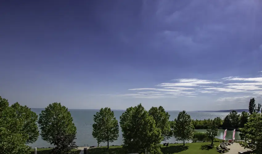 Kenese Bay Garden Resort & Conference Balatonkenese - Kedvezmnyes r csaldok rszre flpanzival (1 jtl)