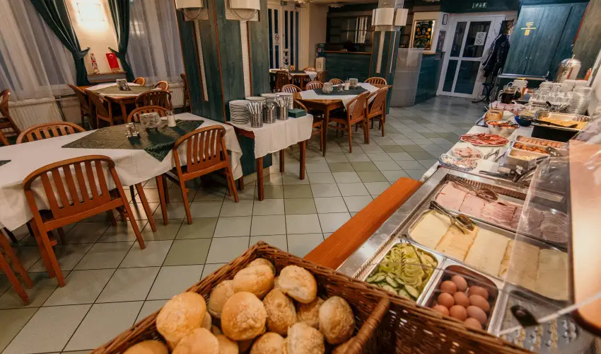 Tisza Sport Hotel Szeged - Kedvezmnyes r csaldok rszreak reggelis elltssal (1 jtl)