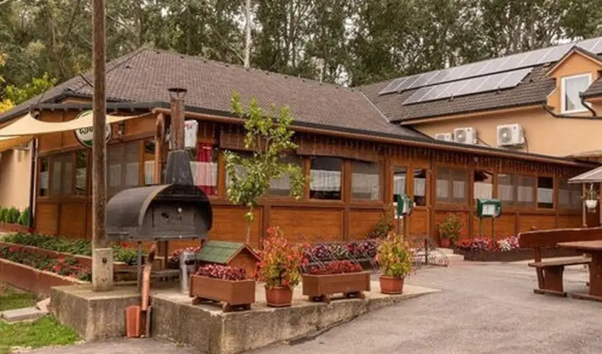 Tiszacsegei Halszcsrda s Panzi  Tiszacsege - Kedvezmnyes r csaldok rszreak reggelivel (1 jtl)