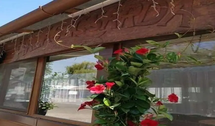 Tiszacsegei Halszcsrda s Panzi  Tiszacsege - Kedvezmnyes r csaldok rszreak reggelivel (1 jtl)