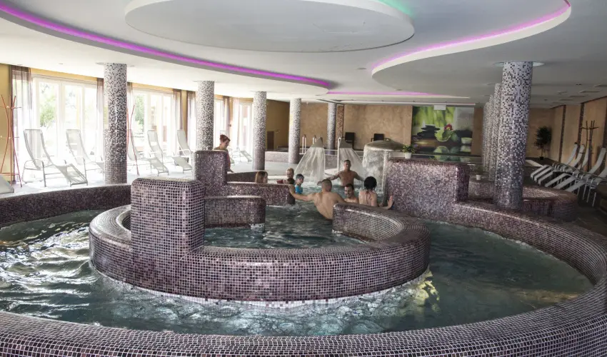 T Wellness Hotel Bnk - Egy jszaks wellness flpanzival