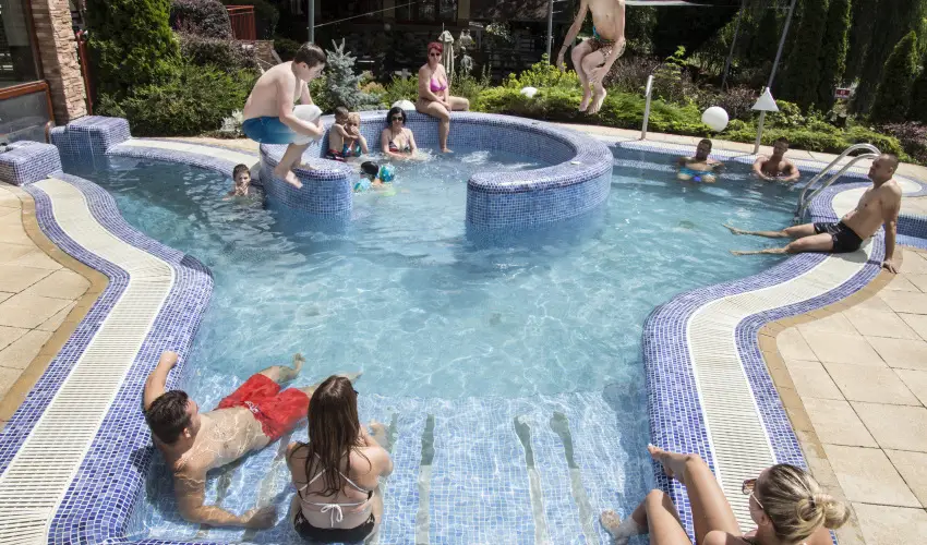 T Wellness Hotel Bnk - Egy jszaks wellness flpanzival