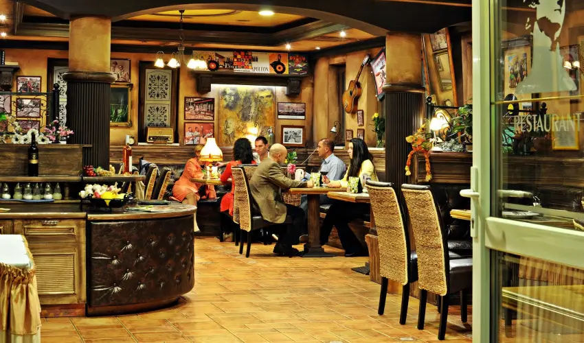 Hotel Villa Classica P�pa - Kedvezm�nyes �r csal�dok r�sz�reak reggelis ell�t�ssal (1 �jt�l)