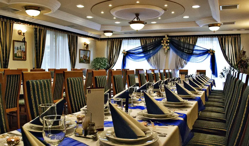 Hotel Villa Classica P�pa - Kedvezm�nyes �r csal�dok r�sz�reak reggelis ell�t�ssal (1 �jt�l)