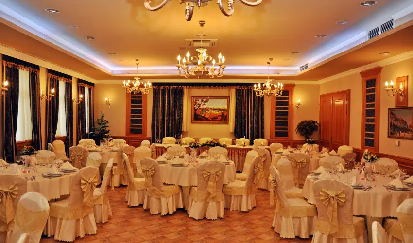 Hotel Villa Classica P�pa - Kedvezm�nyes �r csal�dok r�sz�reak reggelis ell�t�ssal (1 �jt�l)