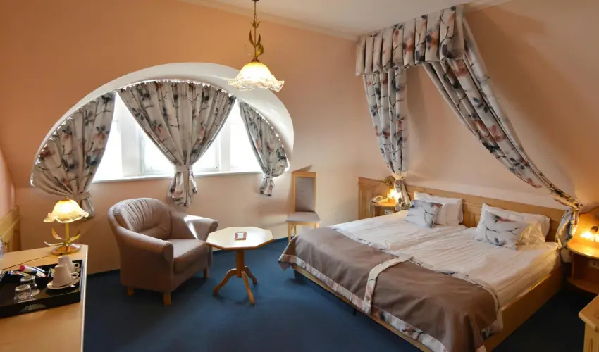 Hotel Villa Classica P�pa - Kedvezm�nyes �r csal�dok r�sz�reak reggelis ell�t�ssal (1 �jt�l)