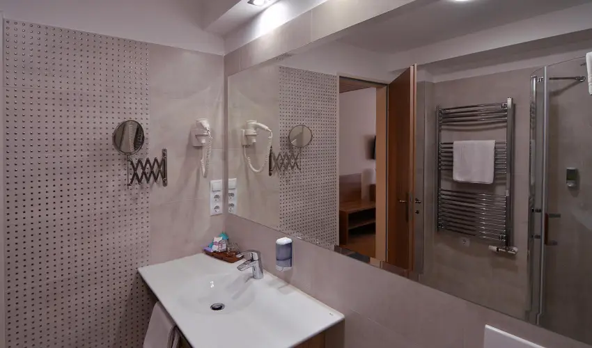 Hotel Villa Classica P�pa - Kedvezm�nyes �r csal�dok r�sz�reak reggelis ell�t�ssal (1 �jt�l)