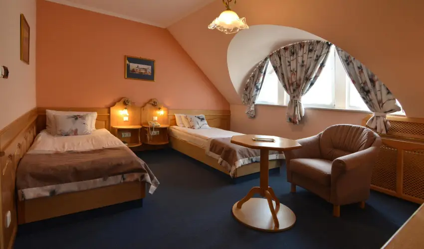 Hotel Villa Classica P�pa - Kedvezm�nyes �r csal�dok r�sz�reak reggelis ell�t�ssal (1 �jt�l)