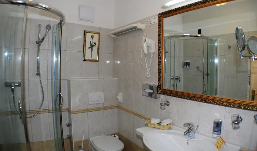 Hotel Villa Classica P�pa - Kedvezm�nyes �r csal�dok r�sz�reak reggelis ell�t�ssal (1 �jt�l)