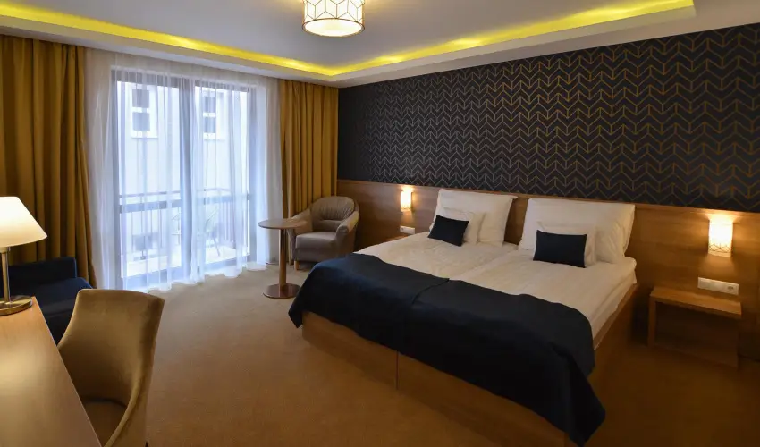 Hotel Villa Classica P�pa - Kedvezm�nyes �r csal�dok r�sz�reak reggelis ell�t�ssal (1 �jt�l)