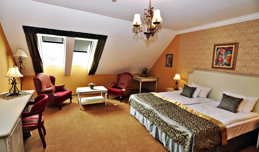 Hotel Villa Classica P�pa - Kedvezm�nyes �r csal�dok r�sz�reak reggelis ell�t�ssal (1 �jt�l)