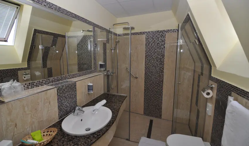 Hotel Villa Classica P�pa - Kedvezm�nyes �r csal�dok r�sz�reak reggelis ell�t�ssal (1 �jt�l)