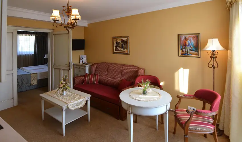 Hotel Villa Classica P�pa - Kedvezm�nyes �r csal�dok r�sz�reak reggelis ell�t�ssal (1 �jt�l)