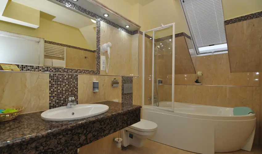 Hotel Villa Classica P�pa - Kedvezm�nyes �r csal�dok r�sz�reak reggelis ell�t�ssal (1 �jt�l)