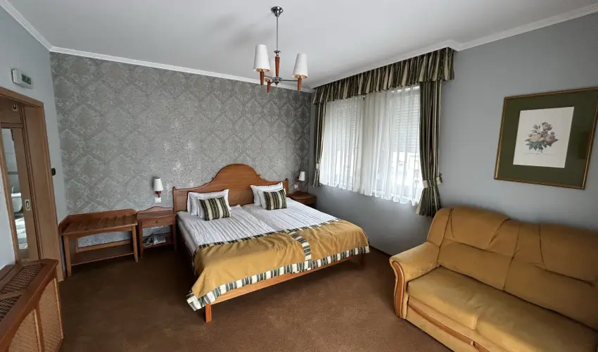 Hotel Villa Classica P�pa - Kedvezm�nyes �r csal�dok r�sz�reak reggelis ell�t�ssal (1 �jt�l)