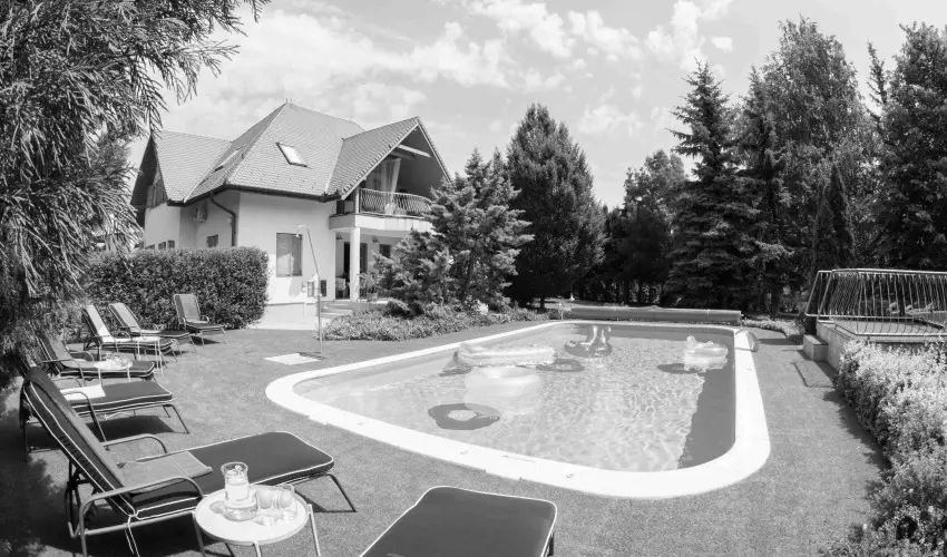 Villa Oliva Boutique Rooms Zam�rdi - Kedvezm�nyes �r csal�dok r�sz�reak reggelis ell�t�ssal (1 �jt�l)