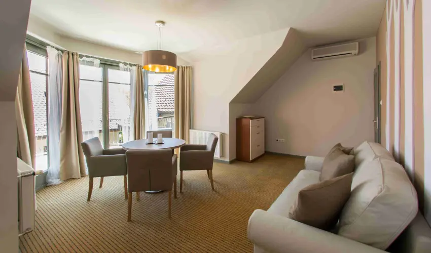 Villa Oliva Boutique Rooms Zam�rdi - Kedvezm�nyes �r csal�dok r�sz�reak reggelis ell�t�ssal (1 �jt�l)