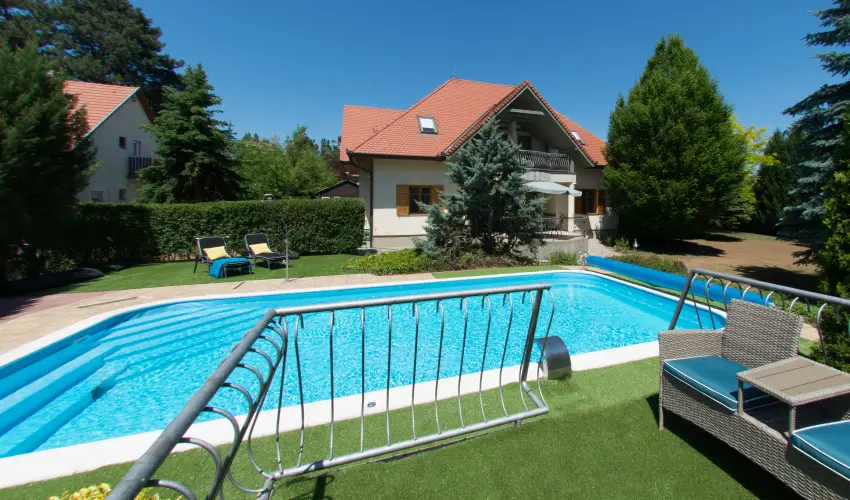 Villa Oliva Boutique Rooms Zam�rdi - Kedvezm�nyes �r csal�dok r�sz�reak reggelis ell�t�ssal (1 �jt�l)