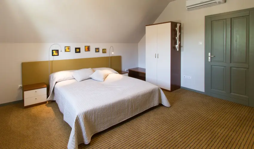 Villa Oliva Boutique Rooms Zam�rdi - Kedvezm�nyes �r csal�dok r�sz�reak reggelis ell�t�ssal (1 �jt�l)