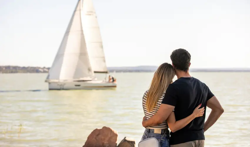 Tihany Yacht Club Tihany - Vissza nem t�r�tend� �r f�lpanzi�val (1 �jt�l)