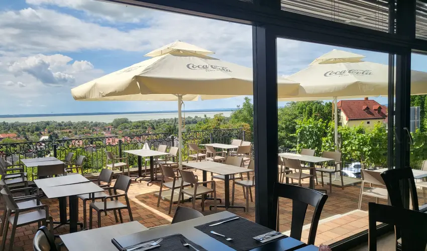 Zenit Hotel Balaton Vonyarcvashegy - Kedvezményes ár családok részéreak reggelis ellátással (1 éjtől)