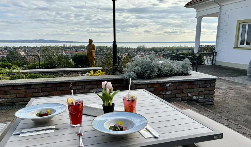 Zenit Hotel Balaton Vonyarcvashegy - Kedvezményes ár családok részéreak reggelis ellátással (1 éjtől)